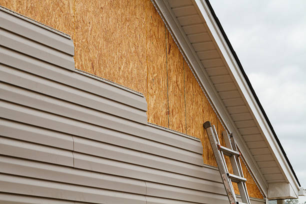 Professional Emergency Siding Repair technician working in Deerfield, IL